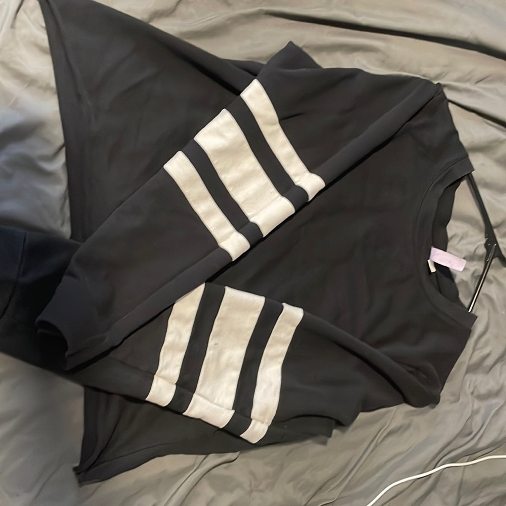 Long sleeve, black with white strips on sleeve. Large, hardly warn.